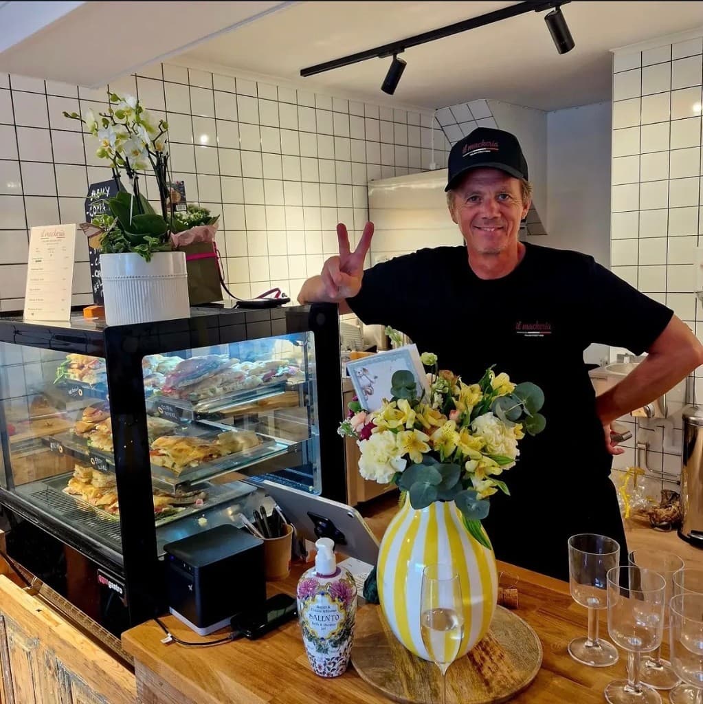 Välkomnande personal bakom disken på il mackeria